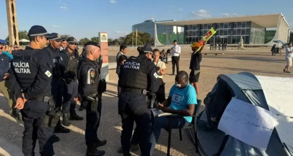 ismaelsousa's tweet image. Moraes cita Hitler em decisão que ordenou a retirada de um deputado negro com camisa de Israel que fazia um protesto pacífico e silencioso na Praça dos Três Poderes. O manicômio que se tornou esse país é assustador.