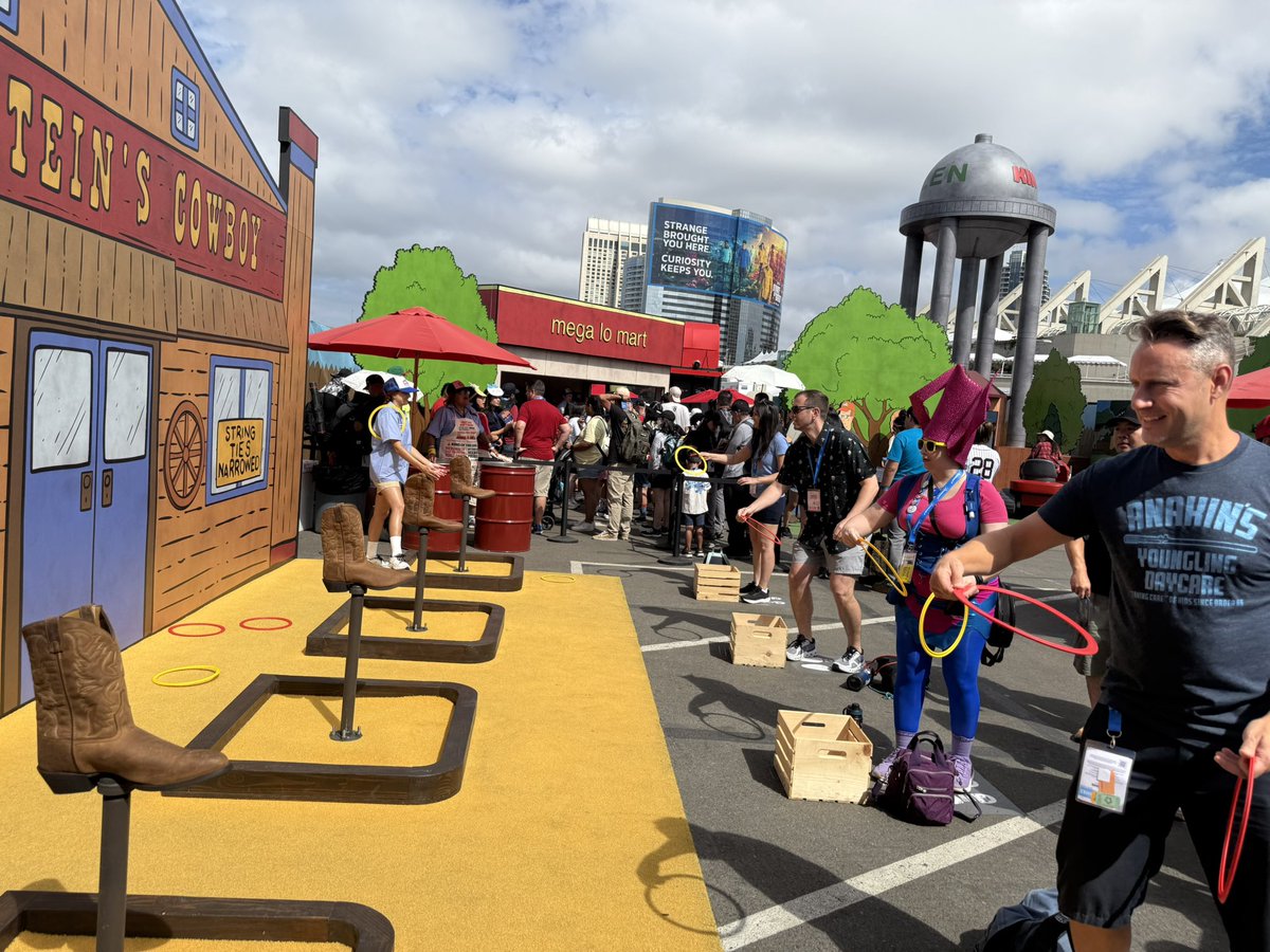 evaction's tweet image. Visiting Arlen for games, a few cold ones and Texas BBQ. #sdcc #sdcc2025 #sandiegocomiccon #sandiegocomiccon2025 #hulu #kingofthehill #arlentexas