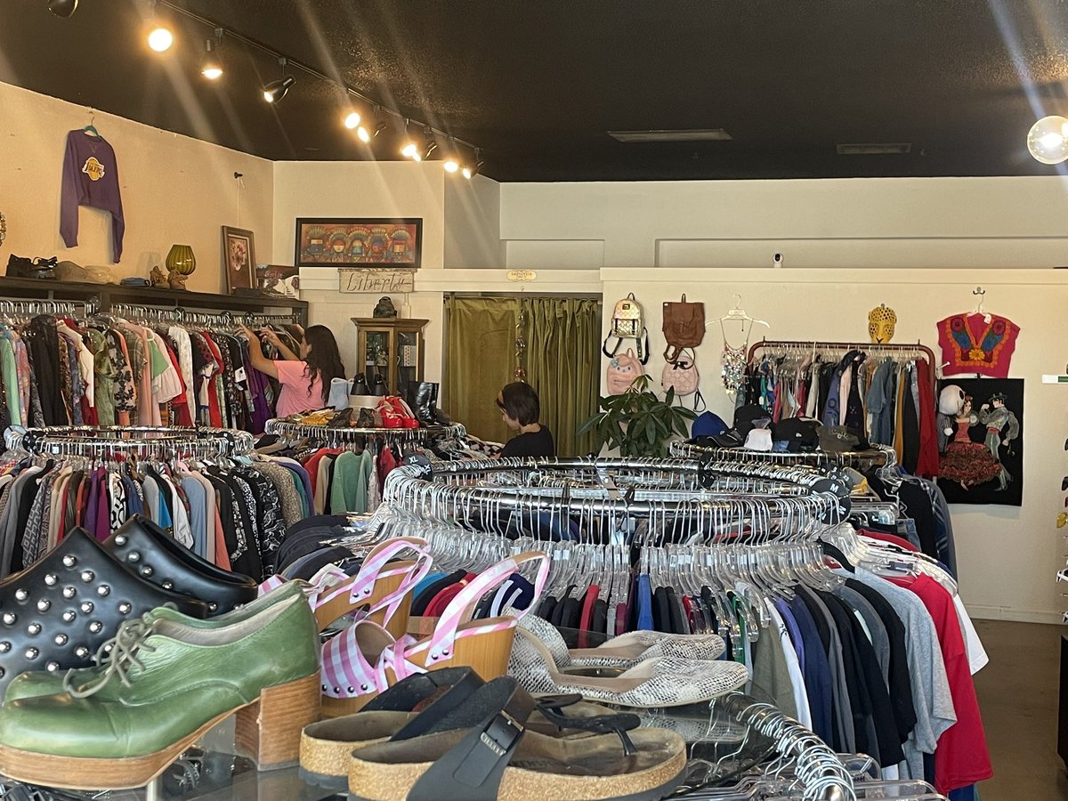 sjbtc28's tweet image. When you take your daughter school shopping, but only wants to hit vintage thrift stores.