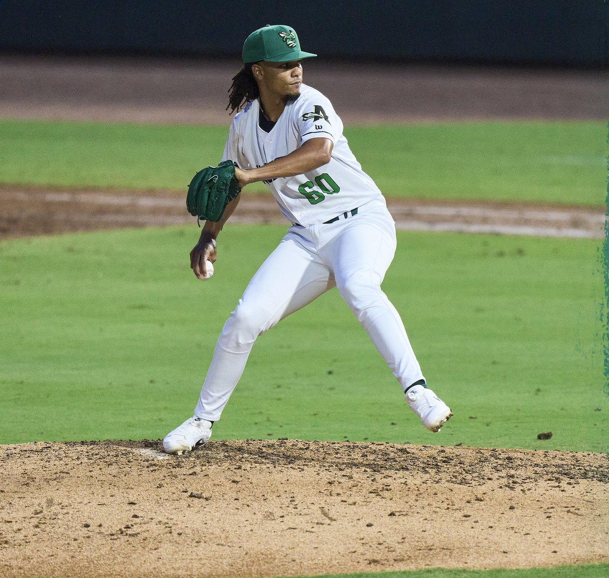 AugustaPress's tweet image. The GreenJackets’ winning streak ended Friday night in Hickory, as early momentum faded in a 5-2 loss to the Crawdads.
Read more: theaugustapress.com/crawdads-outpi…