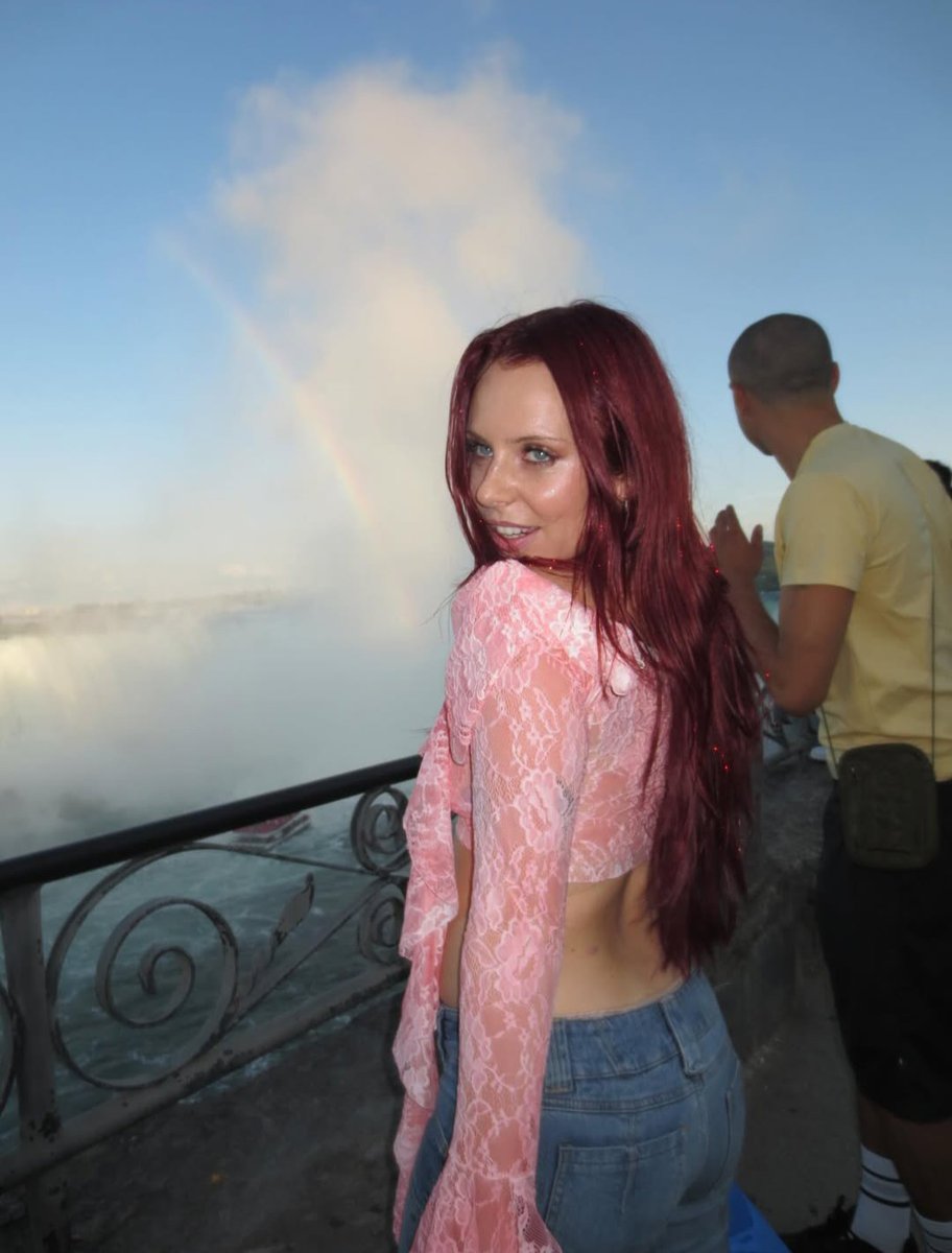 rosegraybr's tweet image. 🌀 and a rainbow falls through
Rose Gray belíssima em nova atualização do Instagram.