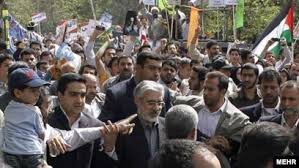 Seyedsergio's tweet image. بنده آخرین جمعه رمضان را میان کسانی حاضر شدم که برخی با مشتهای گره کرده پیشوازم آمده و برایم آرزوی مرگ داشتند
در این مسیر پرهیاهو سیمایشان را مرور کردم
دیدم آن چهره ها را دوست دارم
پیروزی ما در آن نیست کسی شکست بخورد
همه باید باهم کامیاب شویم
گرچه برخی دیرتر درک کنند

#رفراندوم