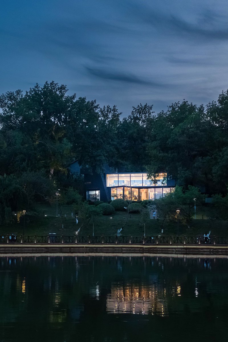 archinect's tweet image. Parallect-design’s LIM Café in Yushan Park, Changshu, China, transforms old shipping containers into a poetic lakeside retreat. Observation towers offer views and a renewed connection with nature—all within a compact, reused footprint. #ArchinectProjects
archinect.com/firms/project/…