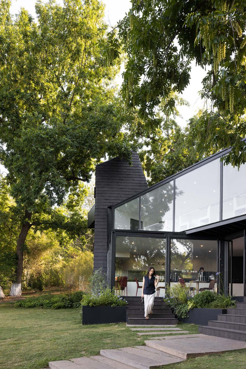 archinect's tweet image. Parallect-design’s LIM Café in Yushan Park, Changshu, China, transforms old shipping containers into a poetic lakeside retreat. Observation towers offer views and a renewed connection with nature—all within a compact, reused footprint. #ArchinectProjects
archinect.com/firms/project/…