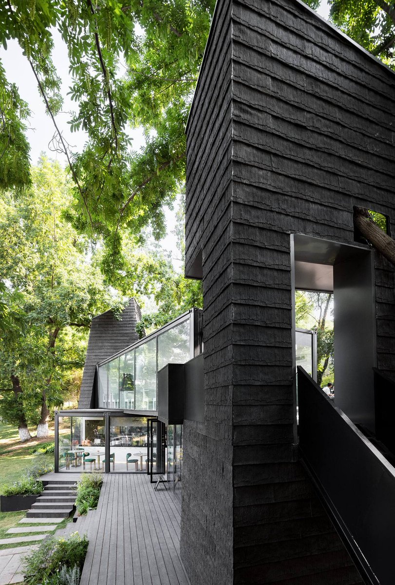 archinect's tweet image. Parallect-design’s LIM Café in Yushan Park, Changshu, China, transforms old shipping containers into a poetic lakeside retreat. Observation towers offer views and a renewed connection with nature—all within a compact, reused footprint. #ArchinectProjects
archinect.com/firms/project/…
