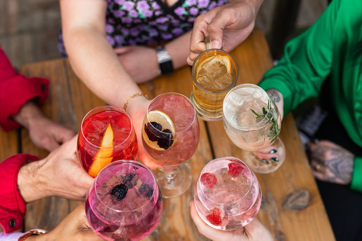 🍹 Spritz o’clock, anyone?

Sun’s out, the garden’s lookin’ lush, and we’ve got the spritzes on ice — sounds like the perfect excuse to pop in, doesn’t it?

Whether you’re into a classic Aperol, fancy a bit of elderflower fizz
#ProperPubSpritz #CotswoldCheers #sunshineandspritz