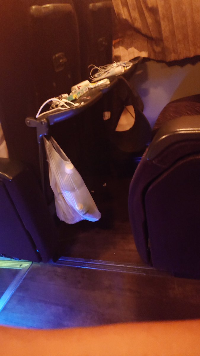 Bashmusic1118's tweet image. 適当に予約した深夜バスが東京ディズニーランド行のおかげで東北からディズニーに向かう男女がイチャつき出してて最高!これは汚すぎる隣の席の様子です