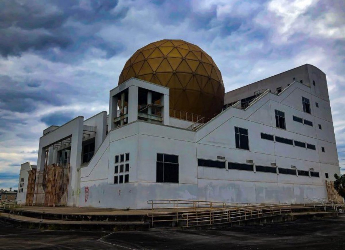 Jen3nfer's tweet image. I went down a rabbit-hole looking at pictures of old abandoned mansions and buildings in my city on the outskirts and suburbs. Some used to be owned by drug cartel lords that were seized, supposedly ‘haunted’ and others like the Palace of Golden Orbs (a Taoist temple) were never…