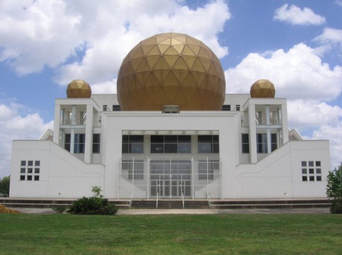 Jen3nfer's tweet image. I went down a rabbit-hole looking at pictures of old abandoned mansions and buildings in my city on the outskirts and suburbs. Some used to be owned by drug cartel lords that were seized, supposedly ‘haunted’ and others like the Palace of Golden Orbs (a Taoist temple) were never…