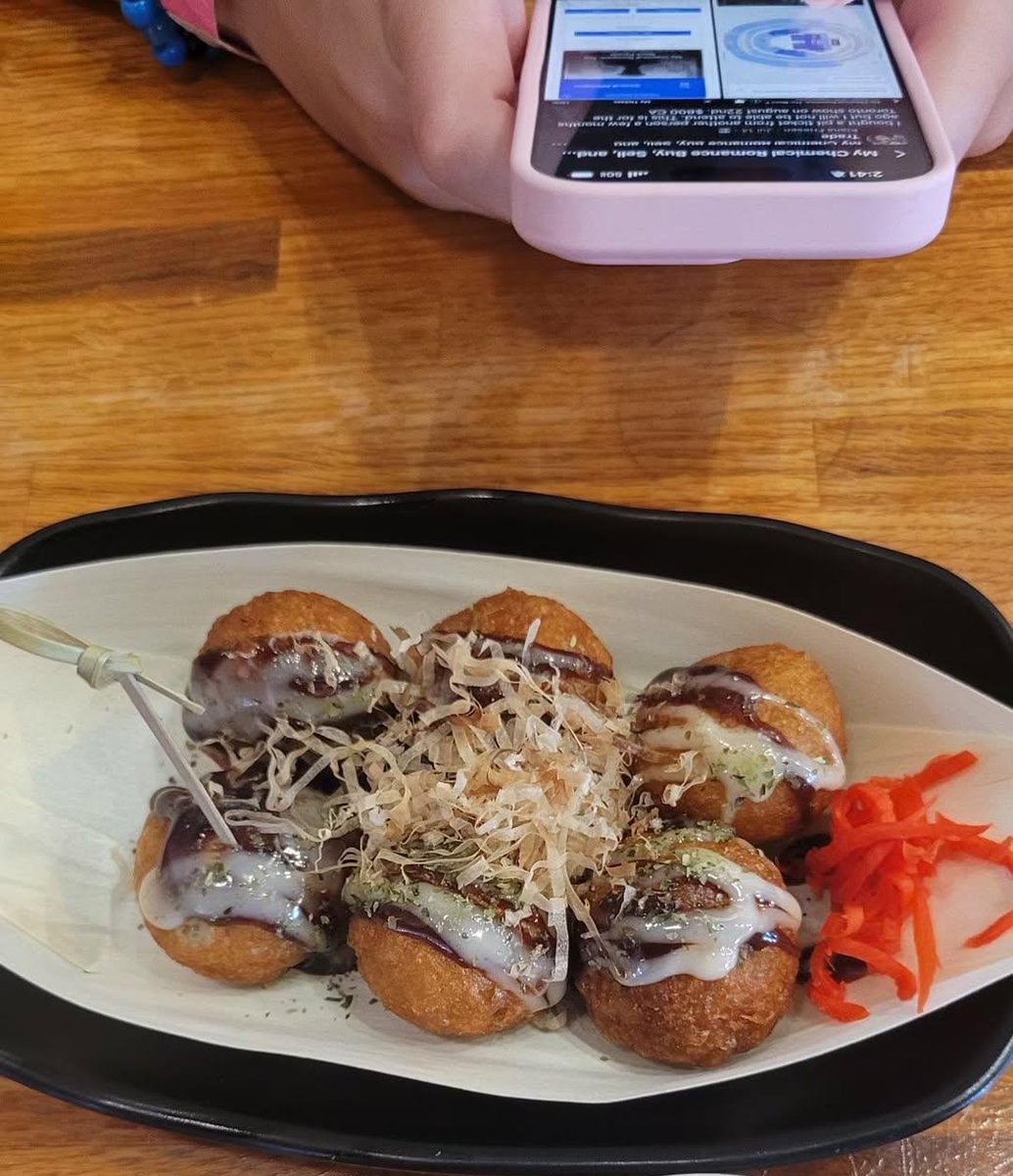 nimrodbecca's tweet image. trying to have a nice lunch with oomf and she looking up mcr tickets