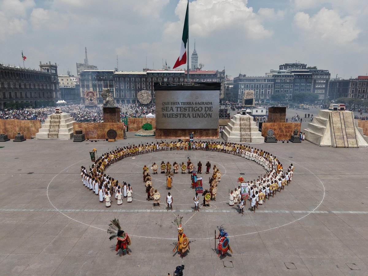 ccurieldeicaza's tweet image. Hace 700 años nació #MéxicoTenochtitlan, centro político, cultural y ceremonial de una de las civilizaciones más poderosas del mundo. Hoy, desde el Zócalo, junto a la presidenta @Claudiashein, conmemoramos la fuerza de ese origen y reivindicamos su legado, presente en la…