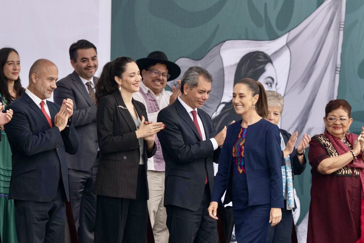 ccurieldeicaza's tweet image. Hace 700 años nació #MéxicoTenochtitlan, centro político, cultural y ceremonial de una de las civilizaciones más poderosas del mundo. Hoy, desde el Zócalo, junto a la presidenta @Claudiashein, conmemoramos la fuerza de ese origen y reivindicamos su legado, presente en la…