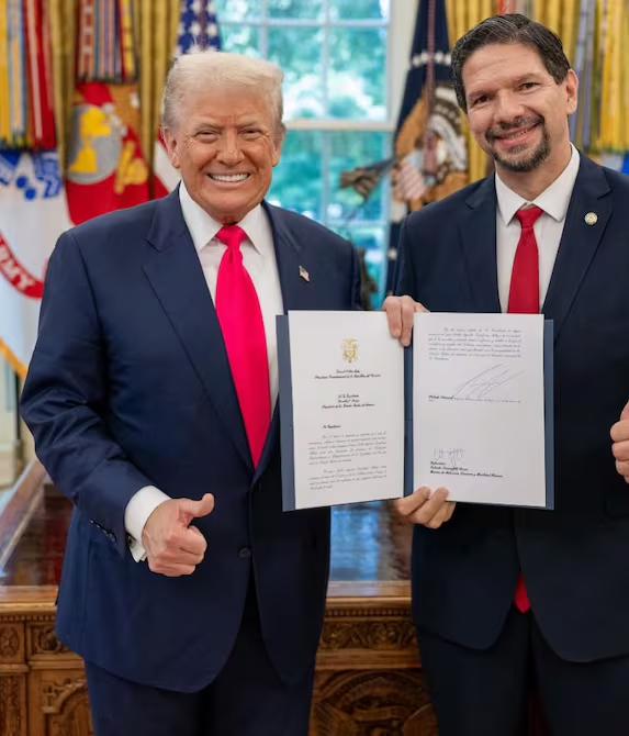 EcEnDirecto's tweet image. #ATENCIÓN
El nuevo #embajador de #Ecuador en #EstadosUnidos, Pablo Zambrano, presentó oficialmente sus credenciales ante el presidente Donald #Trump. Su designación fue realizada el 20 de marzo por el mandatario Daniel Noboa.