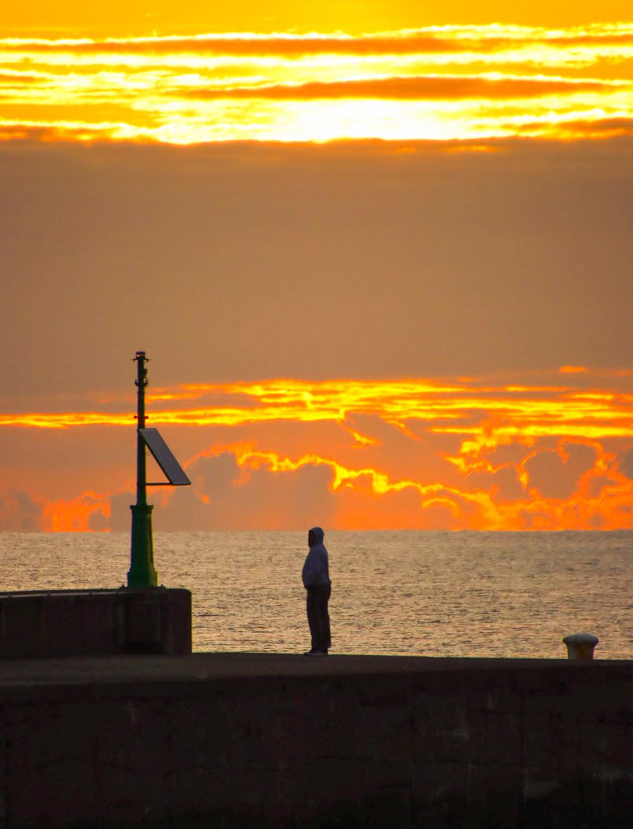 sscanlon07's tweet image. Early morning colours #sunrise #sea #Wicklow #Ireland