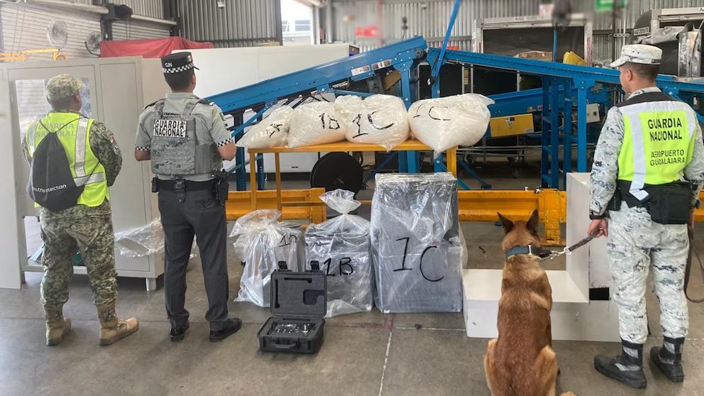 GN_IntelMexico's tweet image. SEIZURE: 🚨 Mexican National Guard @GN_MEXICO_ intelligence at @GuadalajaraGob customs just seized 100kg of methamphetamine hidden in metal machinery! This massive shipment was headed for Sydney, Australia.✈️✈️
@VivoenMarte2 @natsecboogie @All_Source_News @GhalebKrame