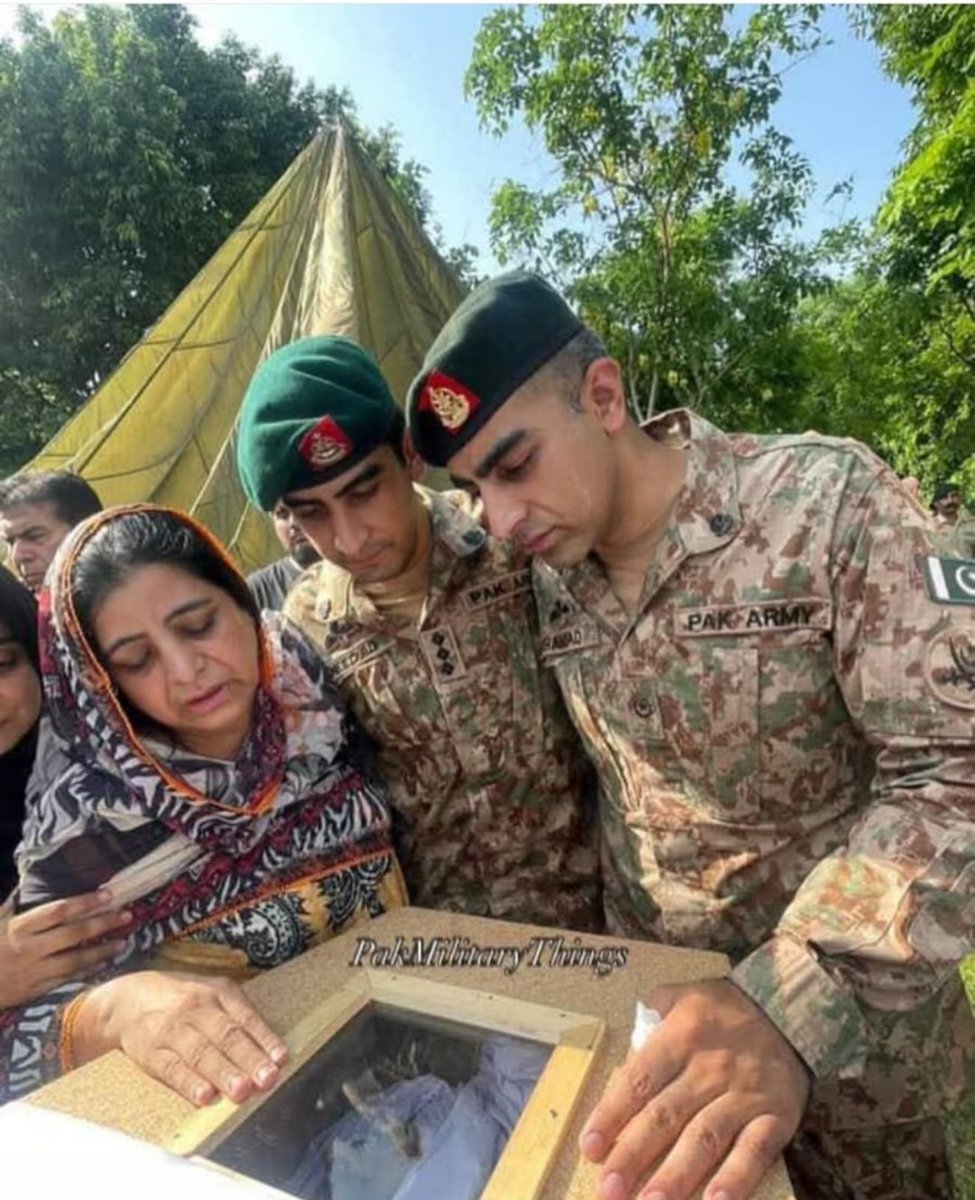 RShahzaddk's tweet image. یہ بھی ماں ہے اس کا شیر جوان بیٹا میجر زید سلیم بلوچستان میں وطن پر نچھاور ہو گیا اس کو مارنے والوں کی مائیں اسلام آباد میں بیٹھی ہیں اس ماں کا چہرہ نا کسی انسانی حقوق والے کو نظر آتا نا موم بتی مافیا کو کیونکہ یہ پاکستان پر قربان ہوا