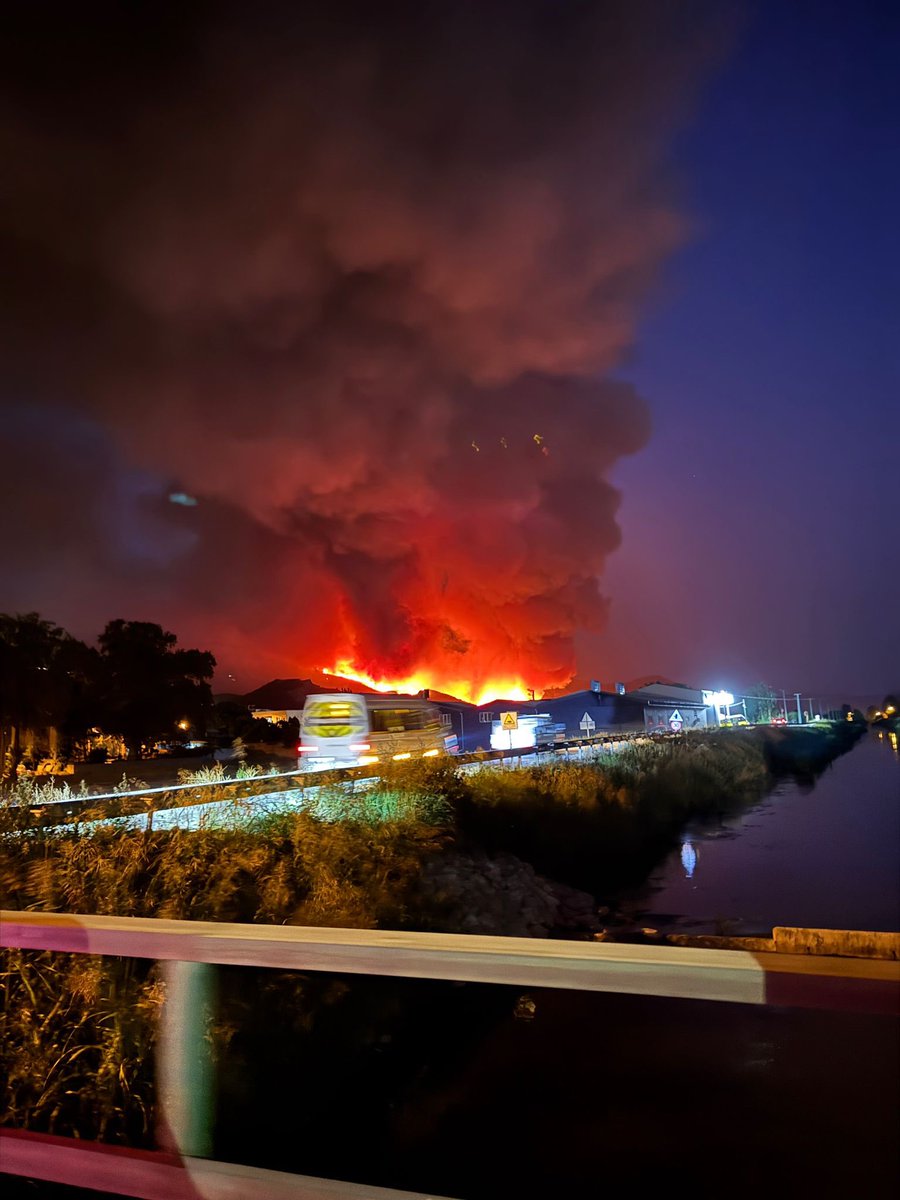 Bursa Gürsu’daki yangın bir ‘kaza’ değil, açıkça bir ihmalkârlığın ve sorumsuzluğun sonucudur. Her yıl aynı manzaraları izlemekten bıktık. Ne önlem alınıyor, ne denetim yapılıyor. Ormanlar yanıyor, canlılar ölüyor, insanlar evsiz kalıyor…
#yangın