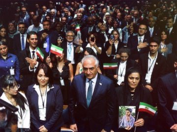 سورنا (@peroz401939762) on Twitter photo <a href="/PahlaviReza/">Reza Pahlavi</a> ما هم شما را همچون پدر خود میدانیم ای #شاه 🫡❤️❤️❤️❤️
#جاويدشاه
#KingRezaPahlavi <a href="/PahlaviReza/">Reza Pahlavi</a> ما هم شما را همچون پدر خود میدانیم ای #شاه 🫡❤️❤️❤️❤️
#جاويدشاه
#KingRezaPahlavi
