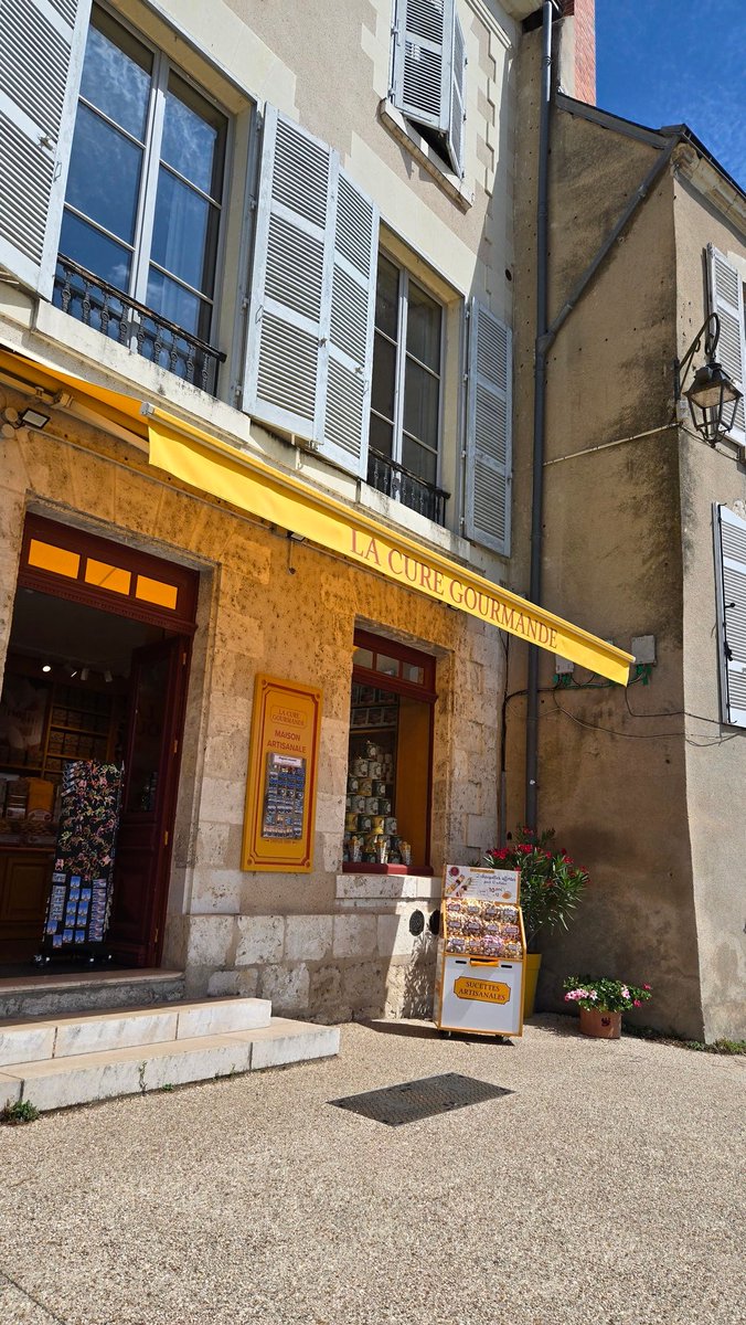 HullTeslaModel3's tweet image. Sharon bought a dozen succettes for 10€ in Amboise 😁