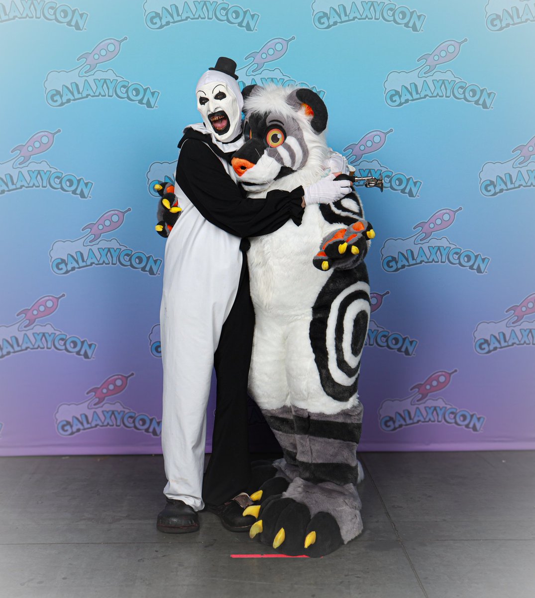 ClownCarCritter's tweet image. Mission Accomplished!
Finally got this amazing photo with David Howard Thornton aka Art the Clown!
Owen is a happy Lion 🤍🩶🤍🩶
@GalaxyConRDU