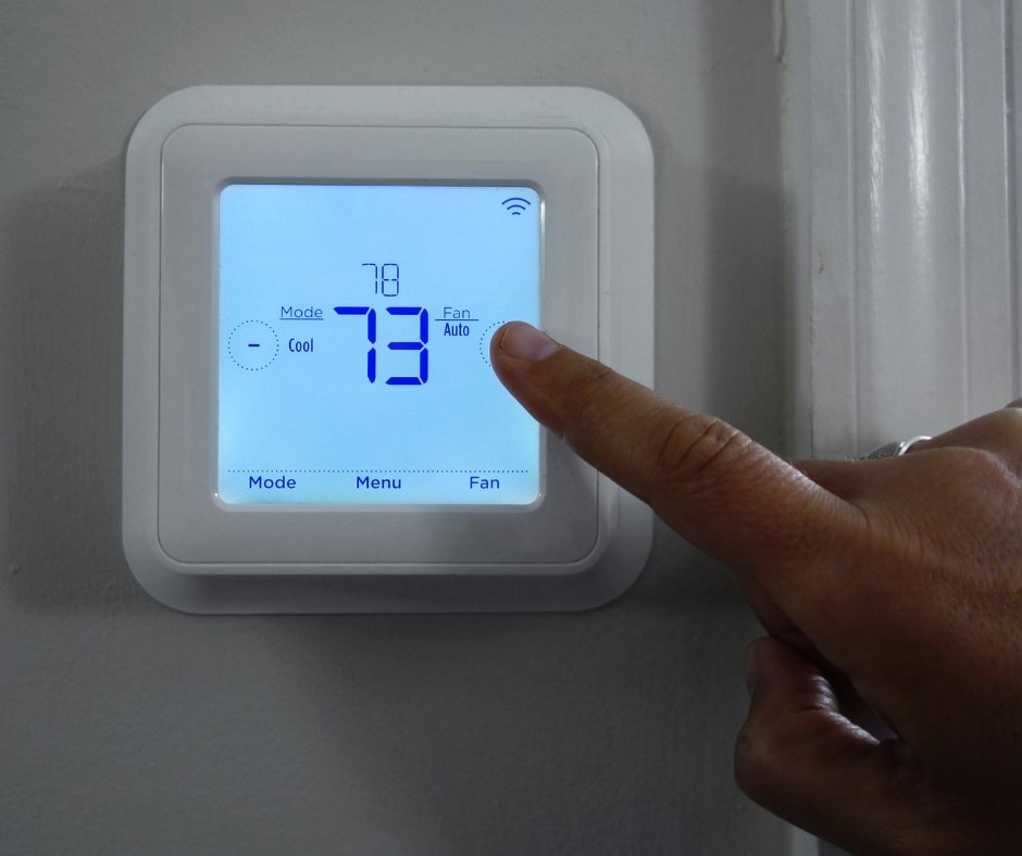 Everyone has the right to a safe indoor temperature in their home. The Phoenix Cooling Ordinance requires landlords to maintain a temperature of 82° or cooler for housing units with air conditioning, or 86° or cooler for evaporative coolers. Learn more: bit.ly/3GHyfed