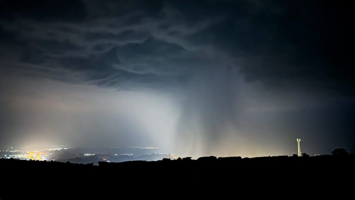 🚩 صورة ليلية رهيبة من ولاية الحمراء اليوم، قواعد السحب مع الهمايل الغزيرة، لقطة الموسم..😍😍