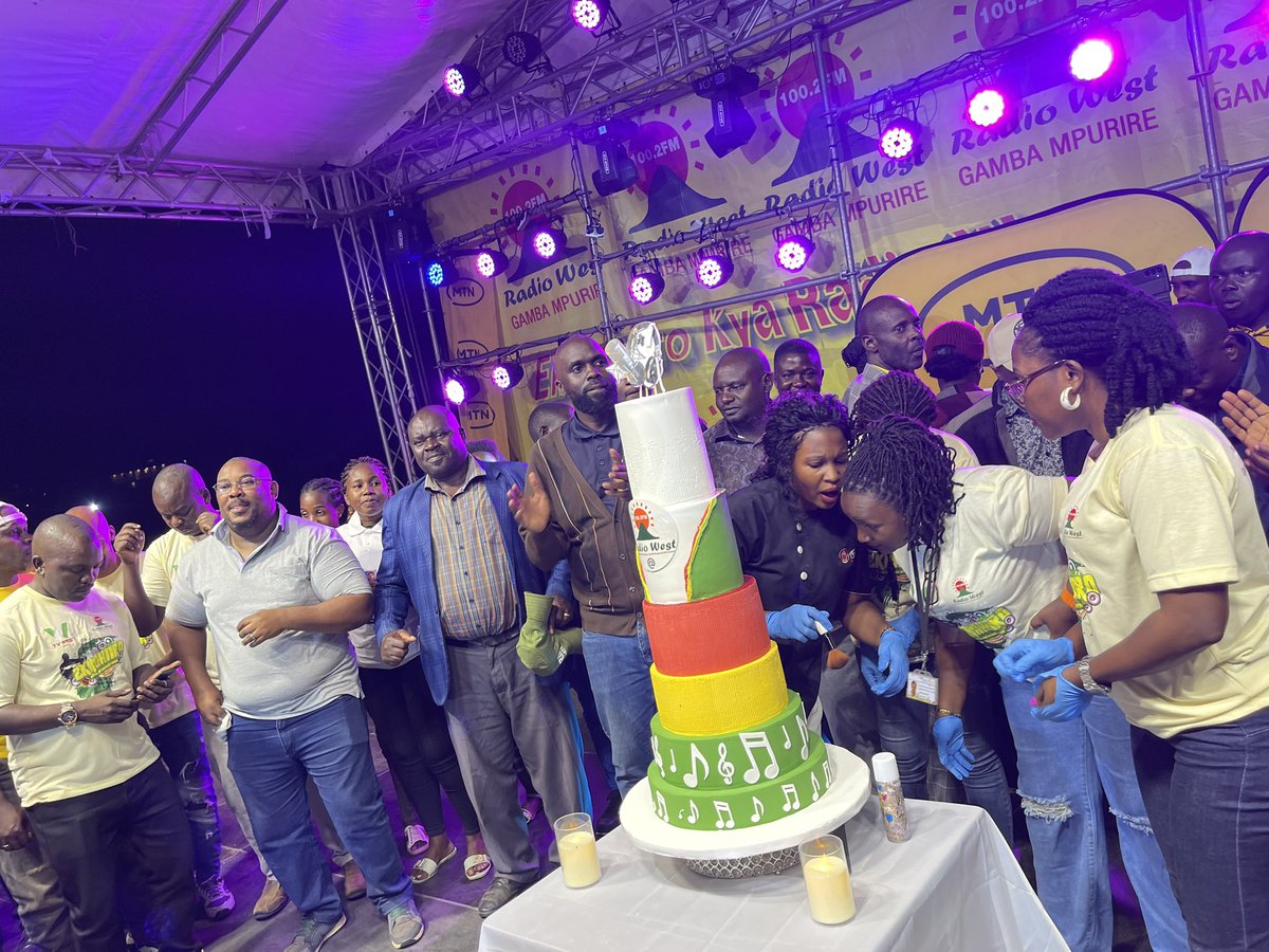 Gamba Mpurire (@radiowestug) on Twitter photo And it is cake 🎂time
Nitujaguza emyaka 26 omu buheereza
Mwebare abahagizi beitu 🙏
#Ekinihiiro
📸: <a href="/NAngellah/">naturinda angellah</a> And it is cake 🎂time
Nitujaguza emyaka 26 omu buheereza
Mwebare abahagizi beitu 🙏
#Ekinihiiro
📸: <a href="/NAngellah/">naturinda angellah</a>