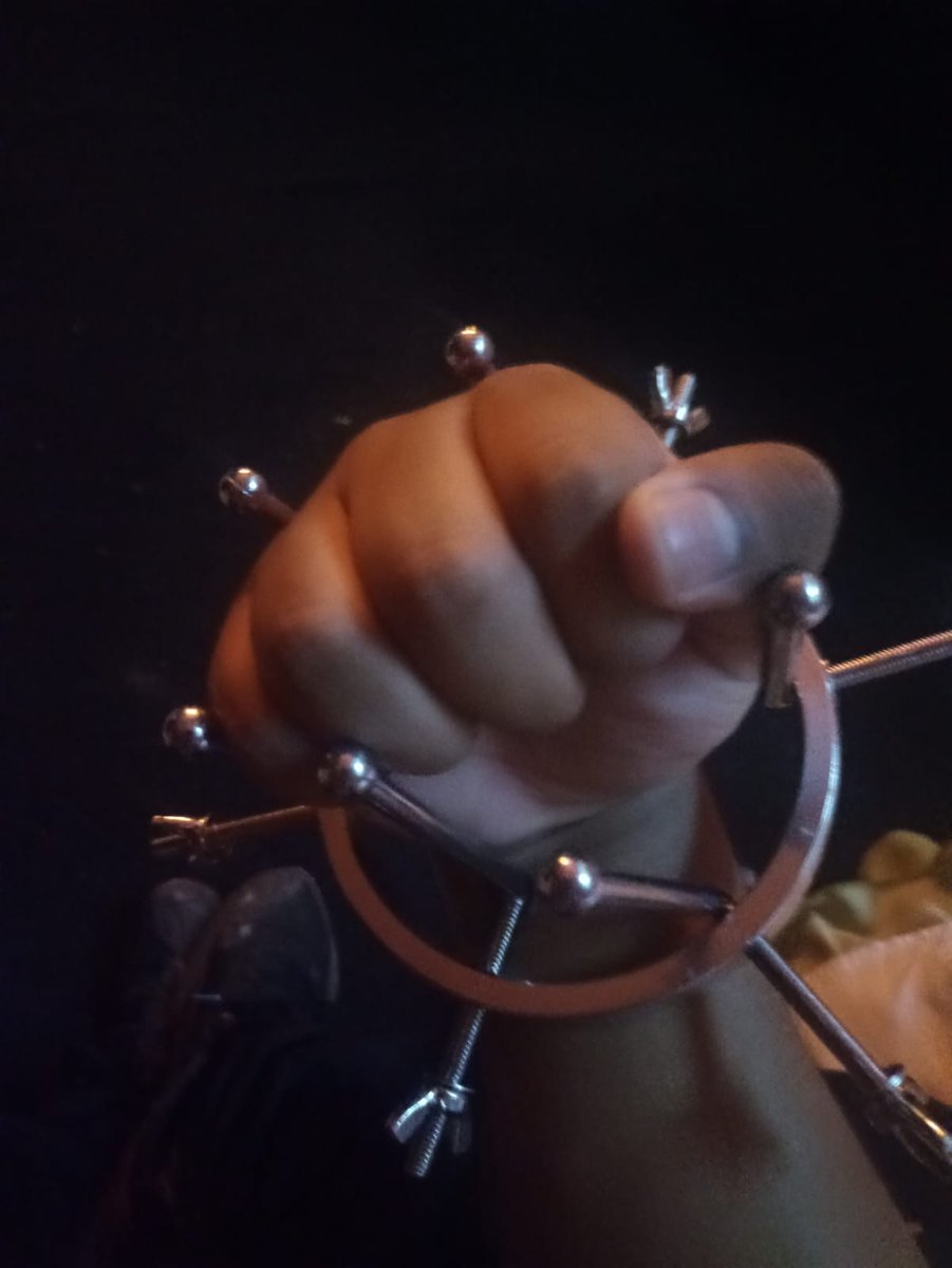 Para poderles meter toda la mano dentro del culo cuántos van a querer