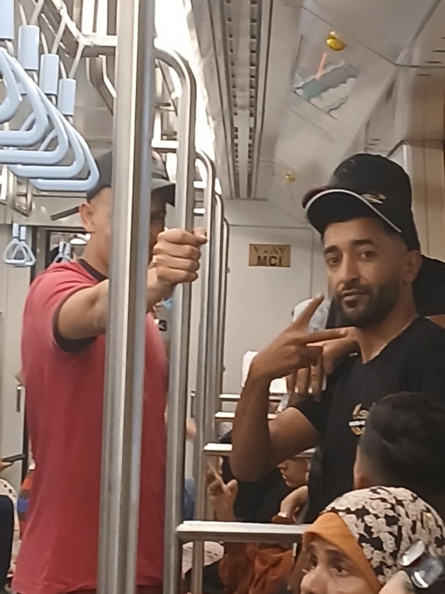 RContext46484's tweet image. عمرك ما هتشوف بجاحه قد بجاحه الغريب ف مصر
اللي قدامك شباب من ليبيا لما ركبوا المترو محطة هيليوبوليس في عربية السيدات كانوا في منتهى البجاحة وقلة الأدب في التعامل مع السيدات ف المترو وسب وقذف وقلة أدب
نتمنى من @moiegy التحرك
البوست والصور نقلا عن بوست منتشر ع فيس بوك