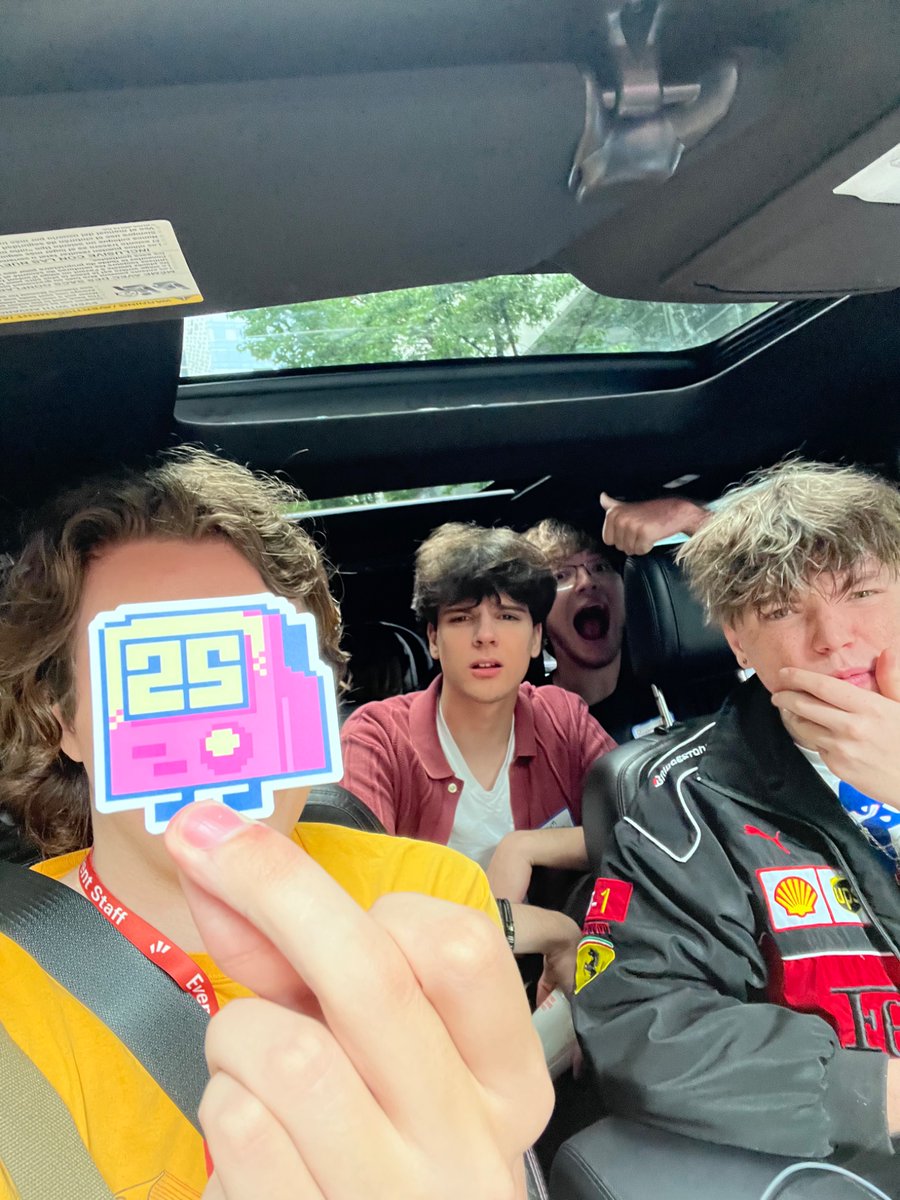 YellowAngiru's tweet image. I am in Seattle with some useless fools so ONLY say hi to me!
I am working the merch line though…. Again…. #hustler