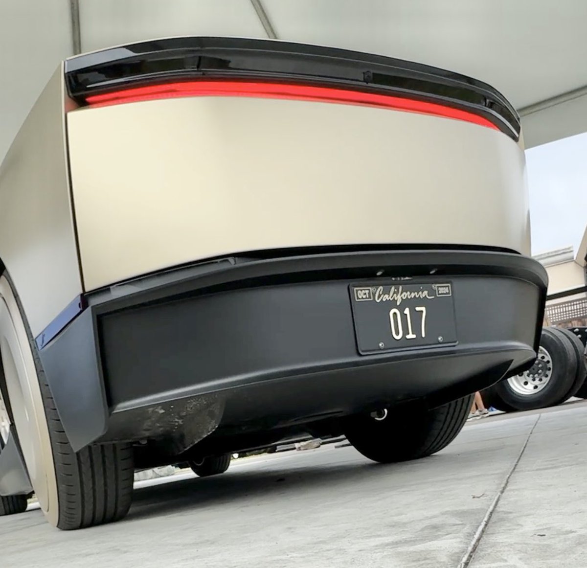 The underside of the CyberCab. 👀 what are those vertical hanging things? Antennas? Additional hardware to make it work? Magnetic sensors that keep it on the road? No other teslas have this!