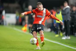 Wearethehatters's tweet image. Luton boss Matt Bloomfield revealed that wingback Alfie Doughty missed this afternoon’s pre-season goalless draw with Premier League side Tottenham Hotspur due to the transfer speculation surrounding his future at Kenilworth Road.
#COYH #WATH
👉 is.gd/3opyvM