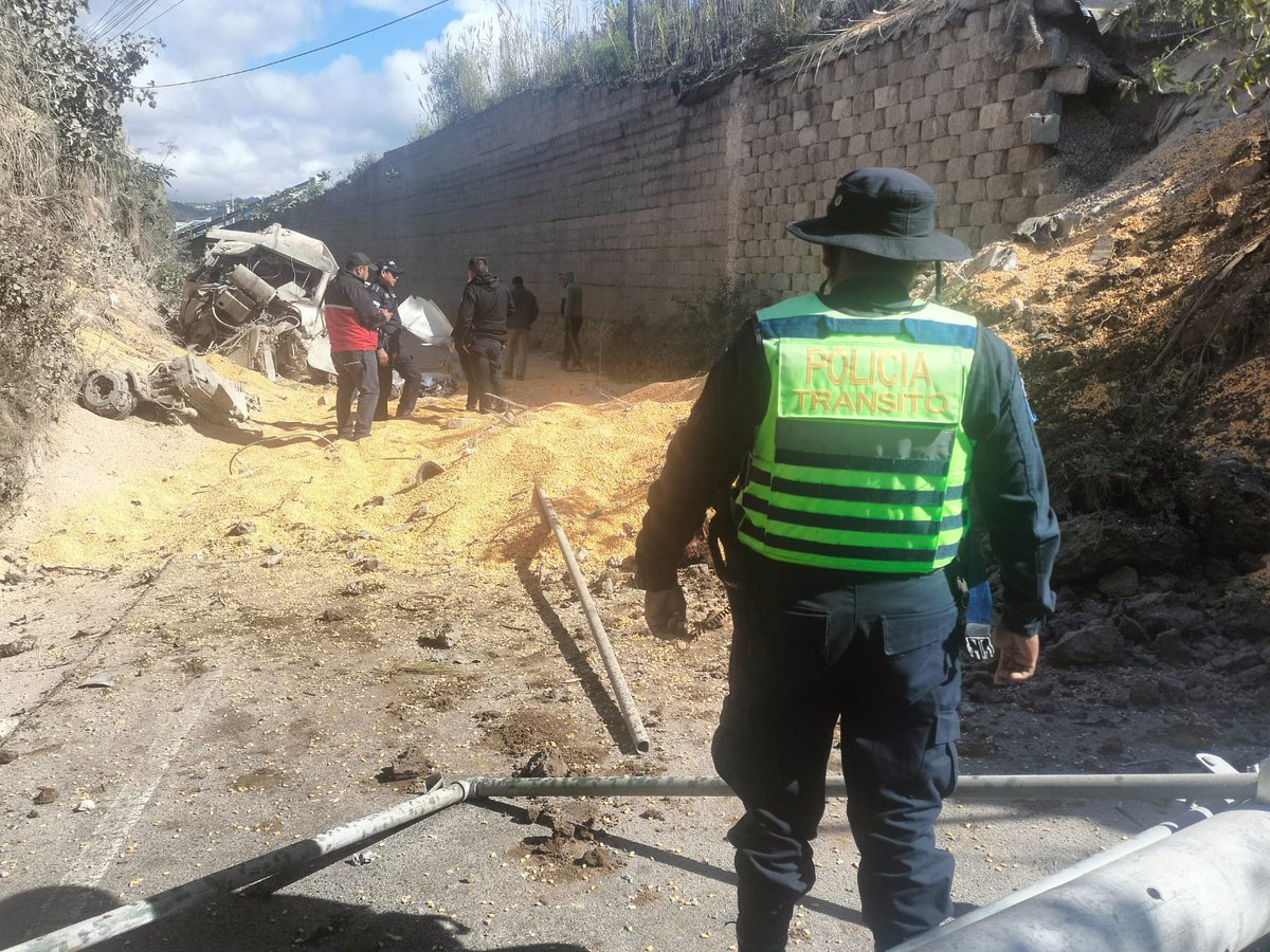 DTransitoPNC's tweet image. #TránsitoPNC realiza control y regulación vial por un hecho de tránsito de transporte de carga en el kilómetro 175 la CA-1 Occidente.
#TránsitoPNCenAcción #Guatemala