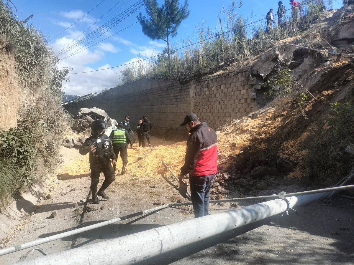 DTransitoPNC's tweet image. #TránsitoPNC realiza control y regulación vial por un hecho de tránsito de transporte de carga en el kilómetro 175 la CA-1 Occidente.
#TránsitoPNCenAcción #Guatemala