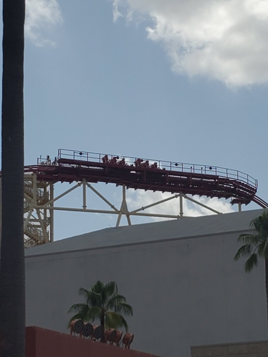 coastertechs's tweet image. They really are just letting this ride die. No wonder they moved foward the closing date. It's only been running 3 trains this whole week and has been currently down for some time