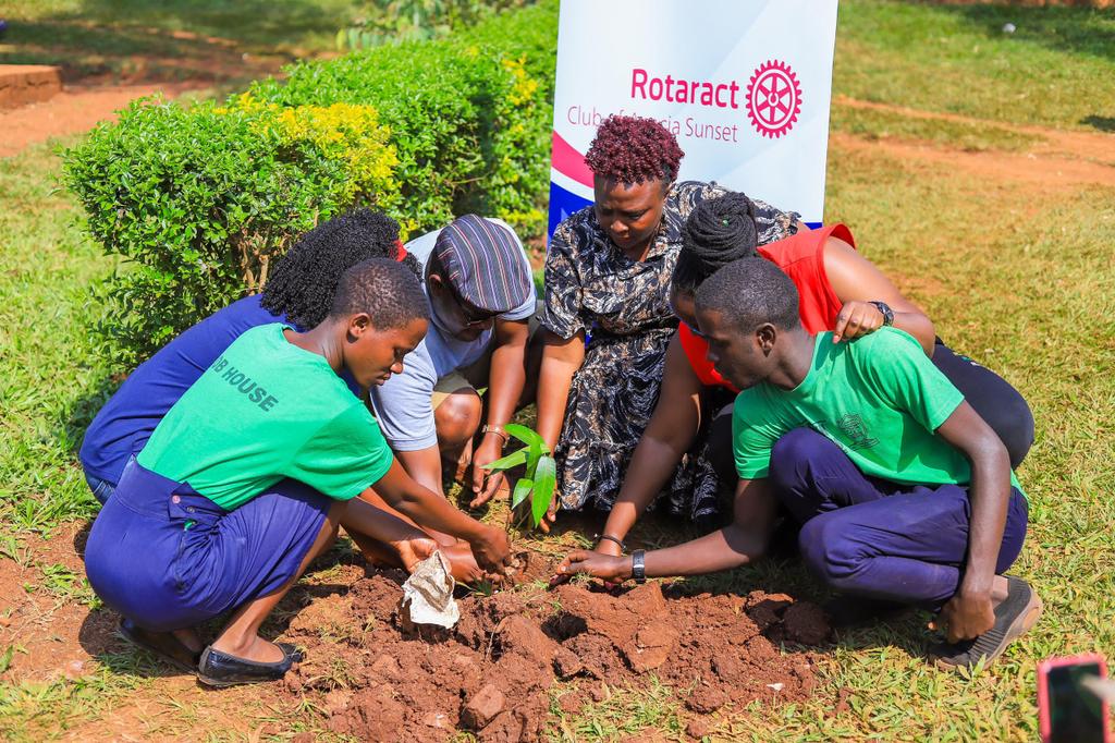 RotaractAcacia's tweet image. Environmental conservation is everyone's responsibility and one of the ways is tree planting which featured in our Budondo project today at St Stephen'sSSS. We engaged the young generation to be part of the drive to inspire and bring them on board as well.
