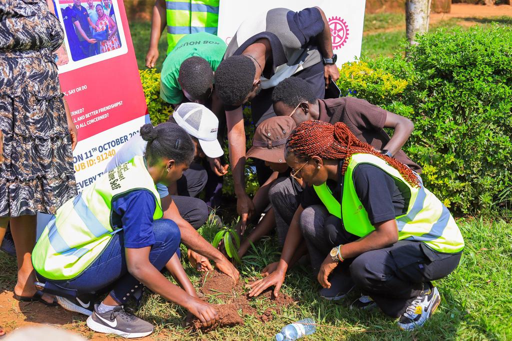 RotaractAcacia's tweet image. Environmental conservation is everyone's responsibility and one of the ways is tree planting which featured in our Budondo project today at St Stephen'sSSS. We engaged the young generation to be part of the drive to inspire and bring them on board as well.