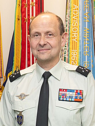 pascalbtr's tweet image. Le #PR a nommé le général d'armée Vincent Giraud comme chef de l'état-major particulier, à compter du 1er septembre 2025.
Il prendra la suite du général d'armée aérienne Fabien Mandon nommé @CEMA à cette même date.
defense.gouv.fr/ema/biographie…