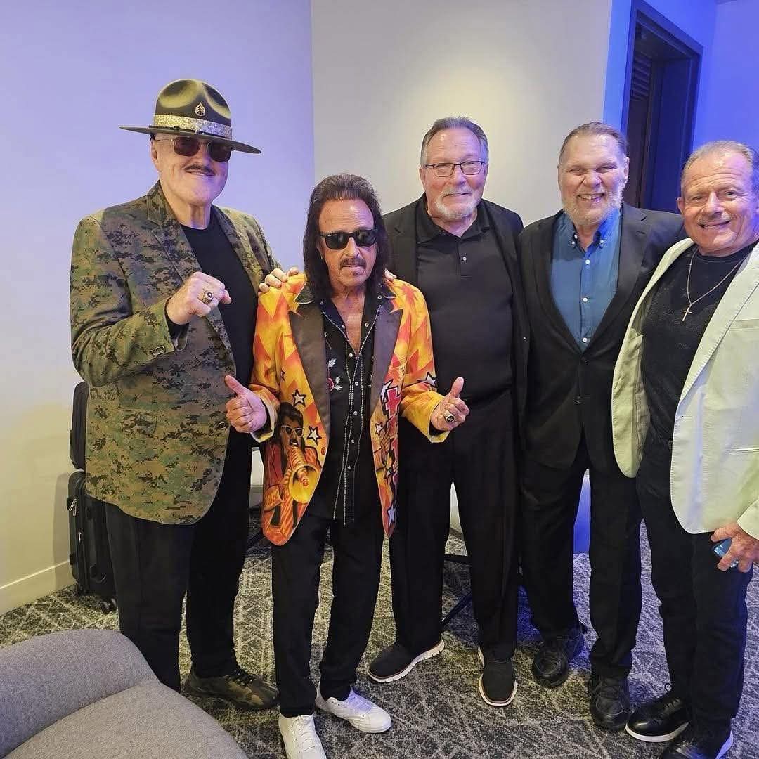 LetsJoin73's tweet image. Legends At #SmackDown To Pay Respect To @HulkHogan.
@_SgtSlaughter
@RealJimmyHart
@MDMTedDiBiase
@RealHacksawJim
@killerbee1B
