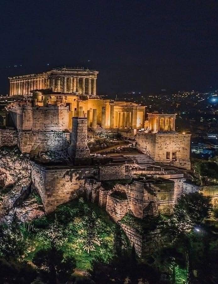 AlmiraUva's tweet image. Rimani qui,dunque,
fuma la sigaretta
in questa grande quiete,
in questo miracolo-niente.
Le statue sordomute.
Anche le poesie sordomute.
Si è fatta notte.
Ghiannis Ritsos
#ViaggiDAutore a #SalaLettura
#buonaserata 🌟
La grande bellezza dell'Acropoli di Atene.