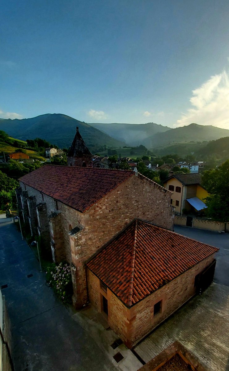 Un #TimeLap de día de hoy sobre la #Iglesia de #Puentenansa...🧚‍♂️🕶

#Juego de #Luces y #Sombras