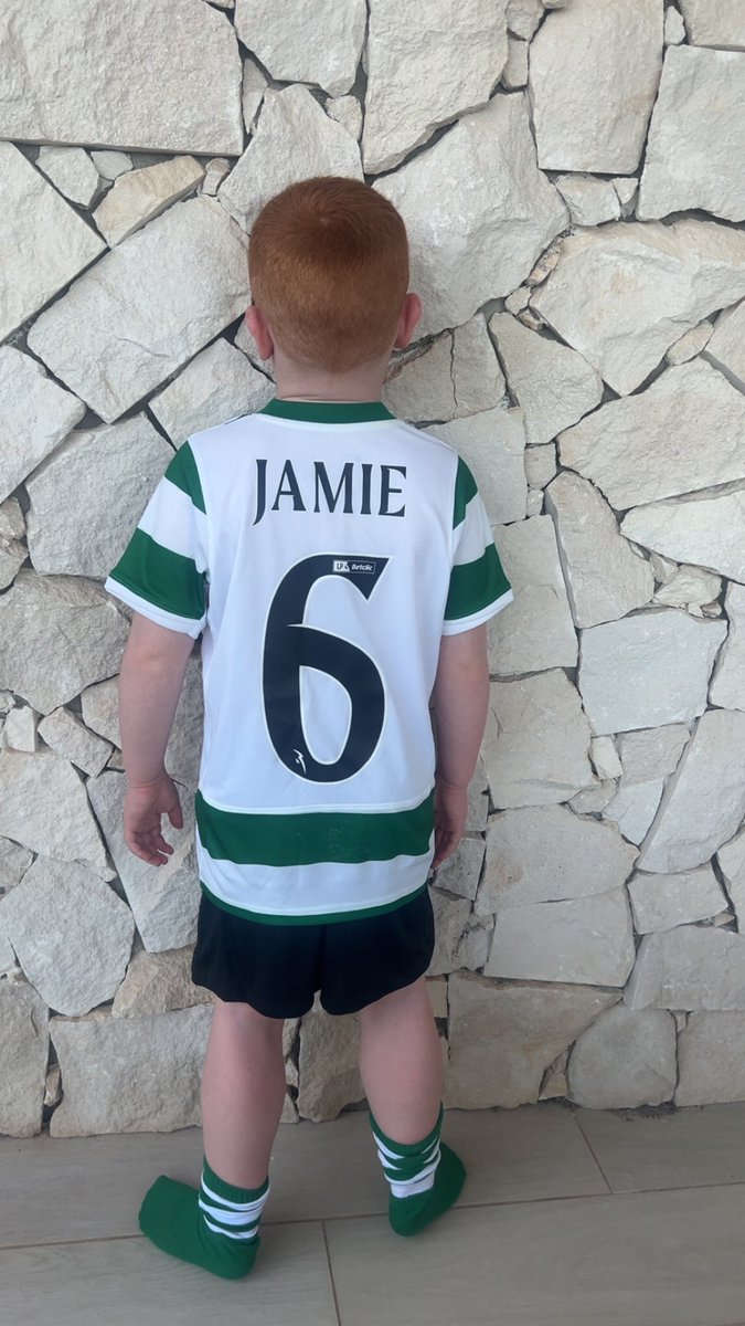 JaaamieT's tweet image. Different shirt for the wee Bhoy but ofcourse the hoops 💚🍀