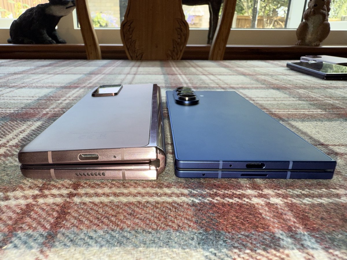 JowenBaxter's tweet image. Galaxy Z Fold 2 vs Z Fold 7