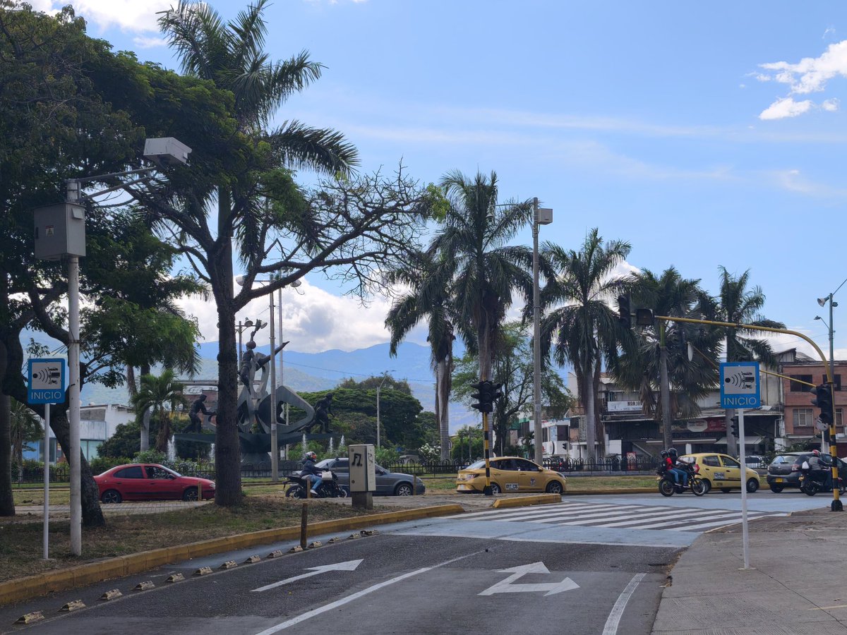 juanccortesd's tweet image. Señores @MovilidadCali ¿Cómo hacemos para arreglar el semáforo de la 52 con 1ra? Lleva más de una semana dañado. Supongo, la fotomulta si está en óptimas condiciones.