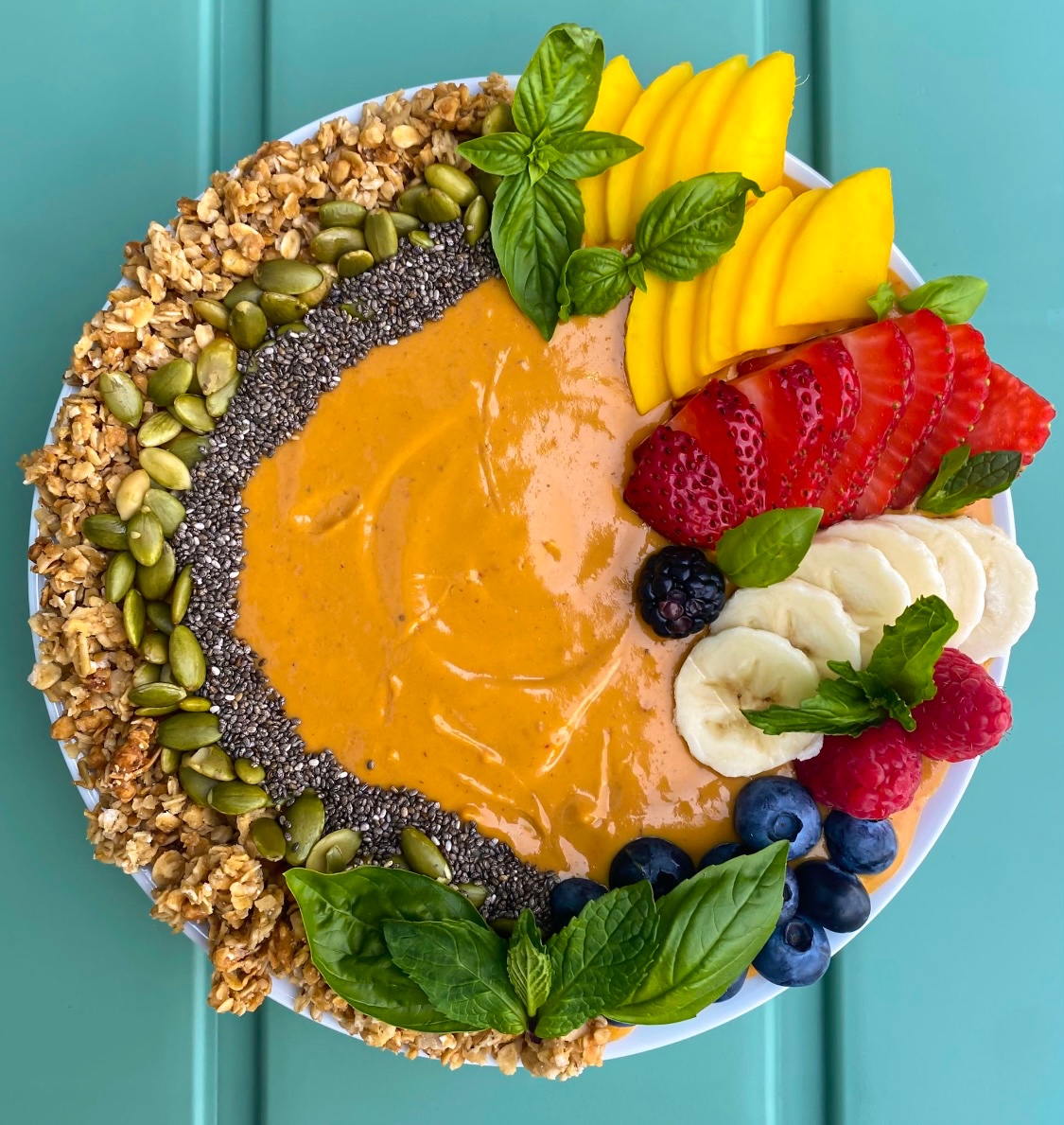 thatsrach's tweet photo. smoothie bowl Saturday🥭🍓🌿🧡 https://t.co/fJEOvTZuYT