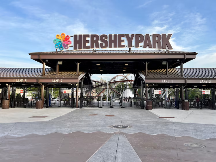 all_of_world's tweet image. 💔 Tragedy at Hersheypark: A 9-year-old died after an incident in the wave pool, despite swift rescue efforts. The park offers condolences and begins an investigation. “Your safety drives every decision we make,” said CEO John Lawn. #Hersheypark #Pennsylvania #WavePool