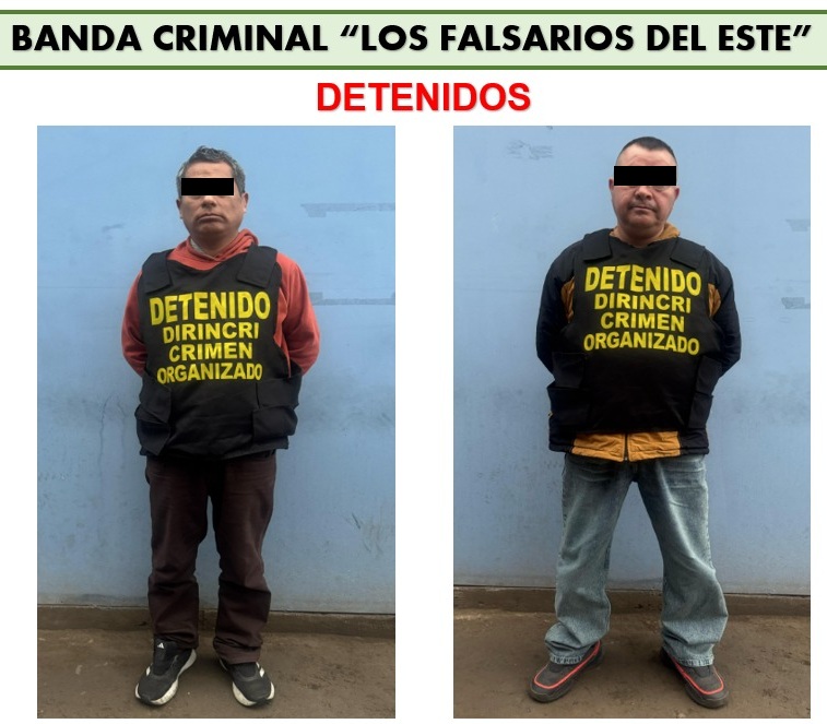 PoliciaPeru's tweet image. 🚨 ¡Intervención en flagrancia!
Efectivos de la Dirincri PNP capturaron a dos sujetos, presuntos integrantes de la banda criminal “Los Falsarios del Este”, por falsificación de billetes nacionales y extranjeros. Se incautó $64 320 y S/9 850. #PolicíasEnAcción