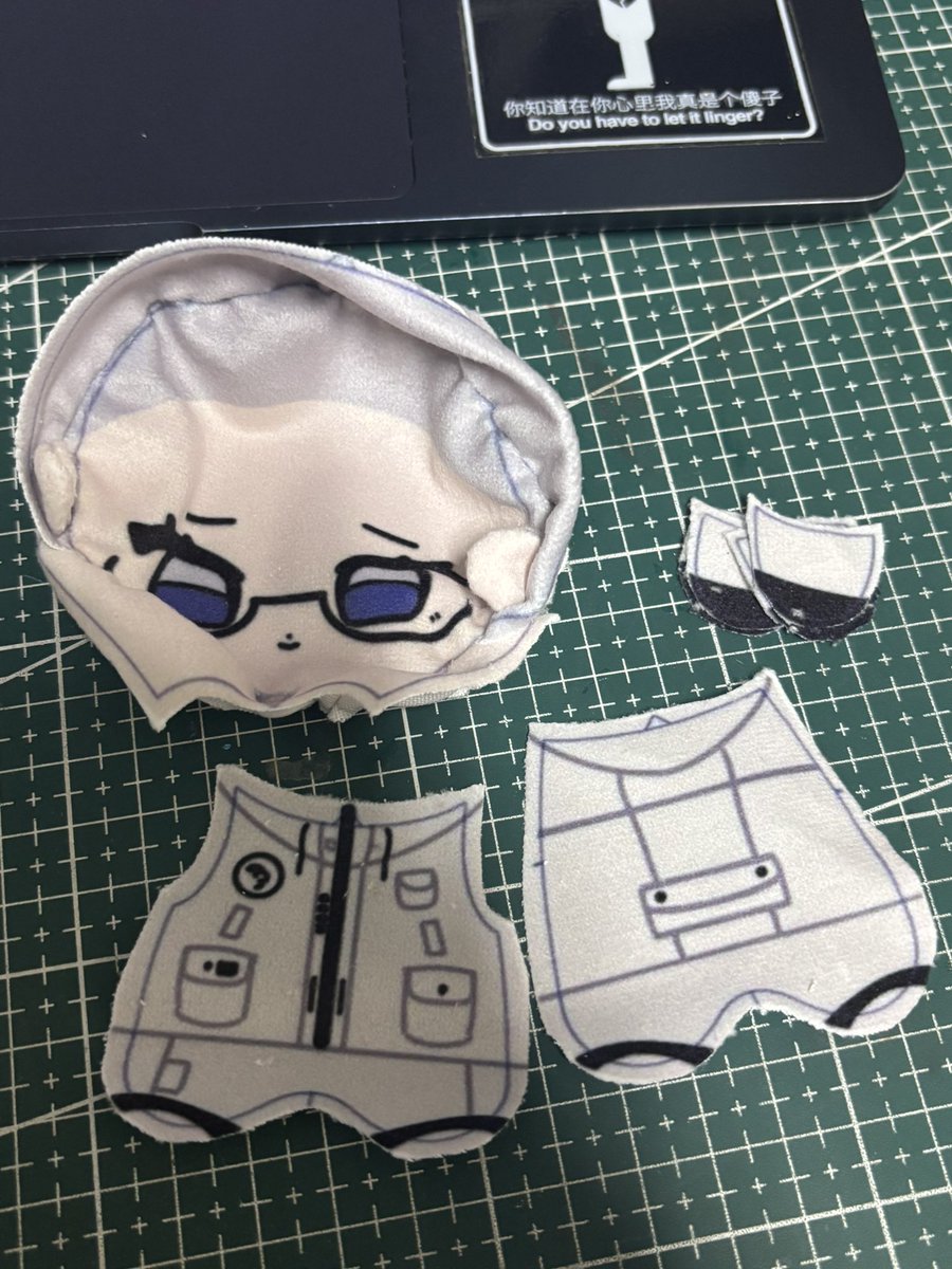 eitoburger's tweet image. hes been sitting on my desk like this for a week because im too lazy to put him togeyher