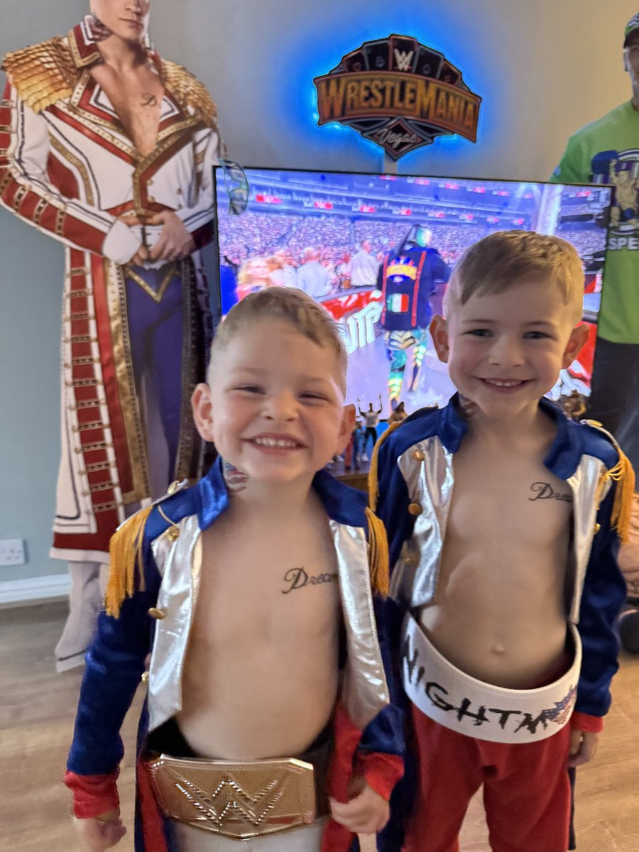 barrylowrie's tweet image. - my wee boy Logan (5) has his FIRST EVER day at school and I’d love for him to walk in feeling like a real life super hero 🎒✏️ @CodyRhodes
I wondered if there’s any chance at ALL you could pull some strings to send this out to 🏴 before the 19th of August? 🤞🏻🐛
@WWEShop