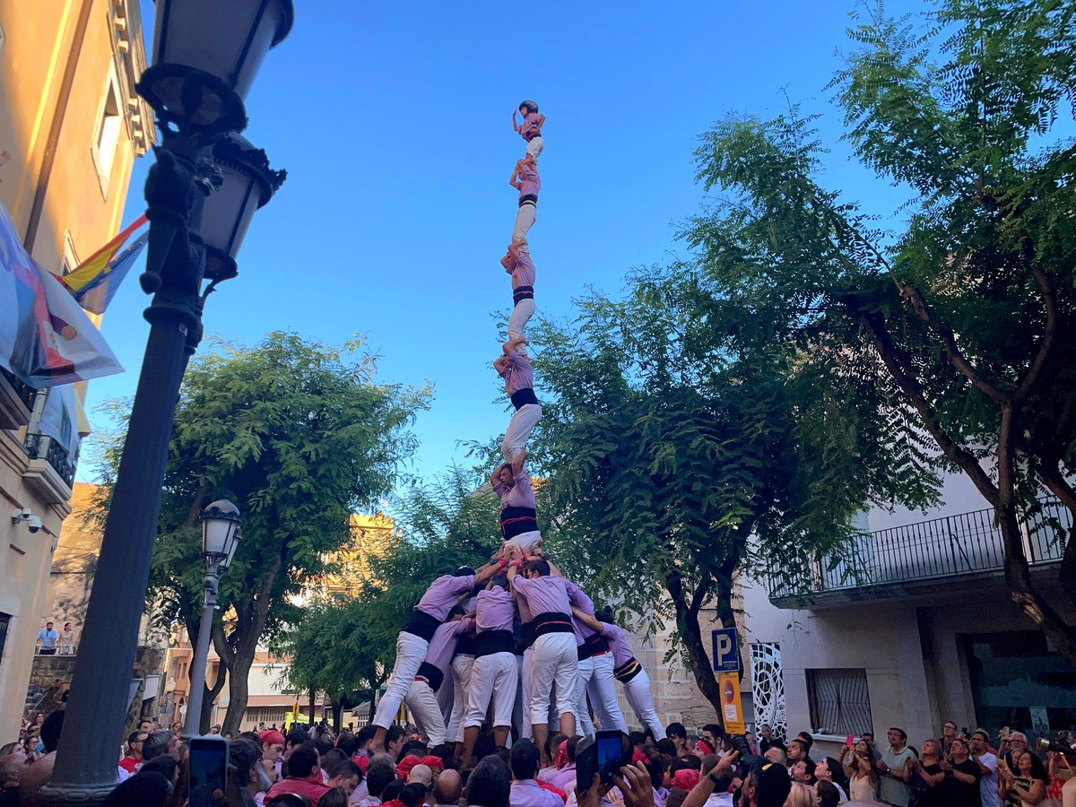 ✨ Constantí ens ha portat l'estrena del 5d8 i un 3d9f especial, a més del 2d8f, el pd7f, el vd5 i un pd4cam d'inici!

I demà, segona ració del doblet, sense marxar del Tarragonès!

📸 Joan Rovira

#TotElQueCompartim #castells